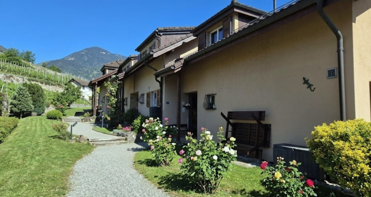 Superbe maison mitoyenne rénovée de 4,5 pièces avec terrasse, jardin et garage  image 2