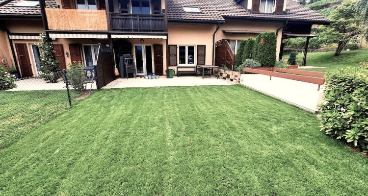 Superbe maison mitoyenne rénovée de 4,5 pièces avec terrasse, jardin et garage  image 1
