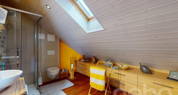 Proche du centre du village image 10