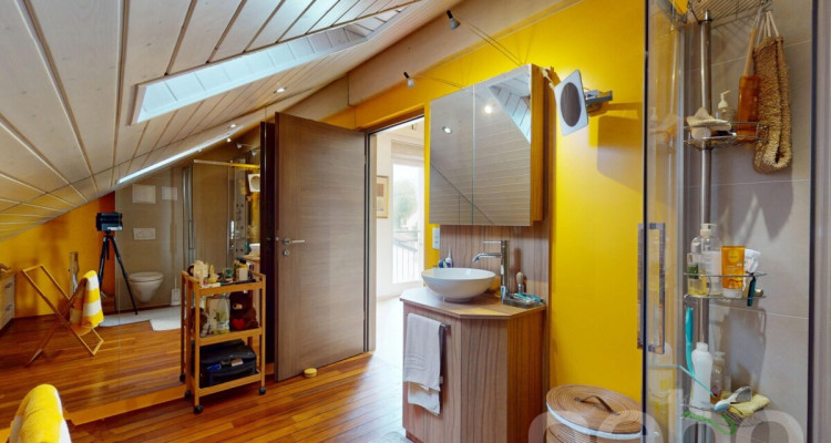 Proche du centre du village image 12