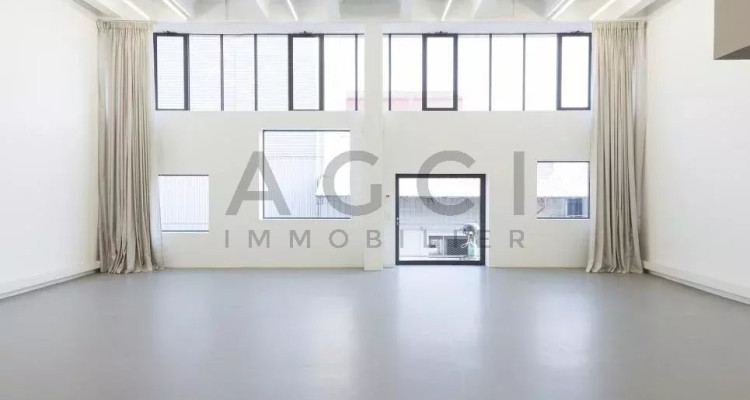 Loft de 395 m² avec Terrasse Privative à Proximité de Pont-Rouge image 1