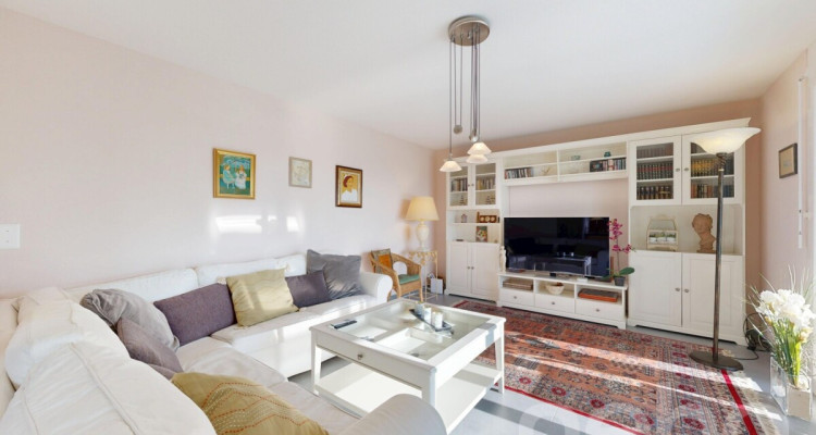 Appartement traversant 3.5p, lumineux avec balcon et vue sur les Alpes image 3