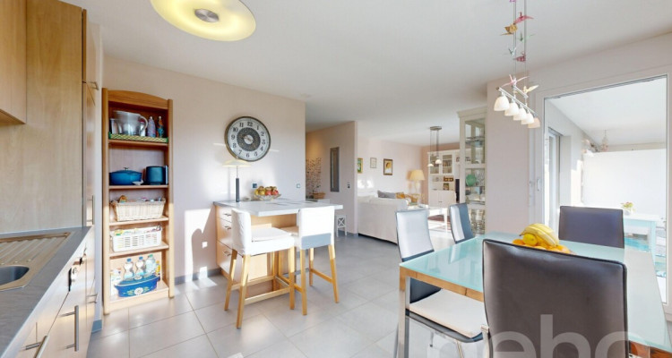 Appartement traversant 3.5p, lumineux avec balcon et vue sur les Alpes image 5