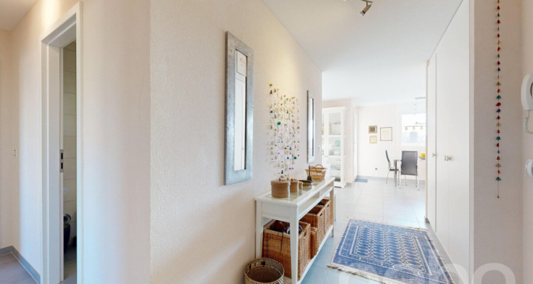 Appartement traversant 3.5p, lumineux avec balcon et vue sur les Alpes image 8