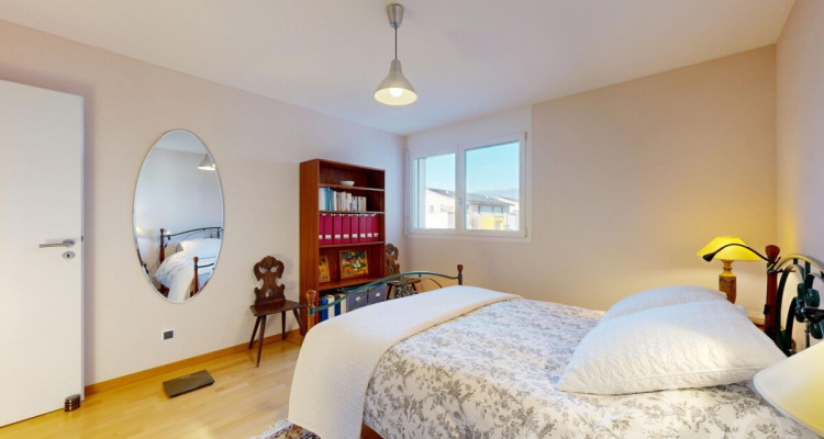 Appartement traversant 3.5p, lumineux avec balcon et vue sur les Alpes image 10