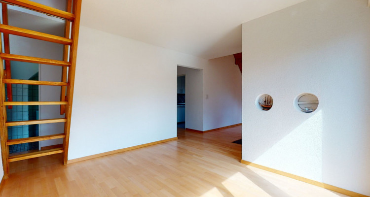 Schöne, originell konzipierte Dachwohnung image 1