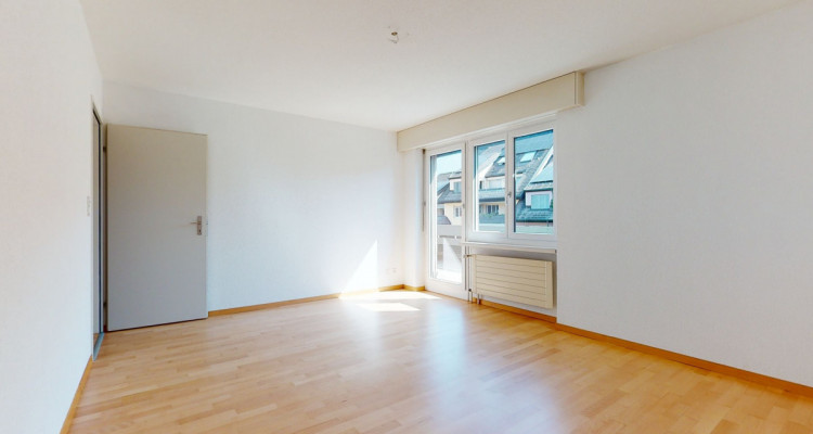 Schöne, originell konzipierte Dachwohnung image 2