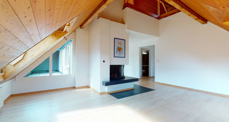 Schöne, originell konzipierte Dachwohnung image 4