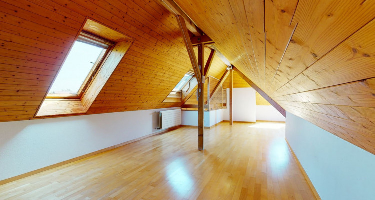 Schöne, originell konzipierte Dachwohnung image 6