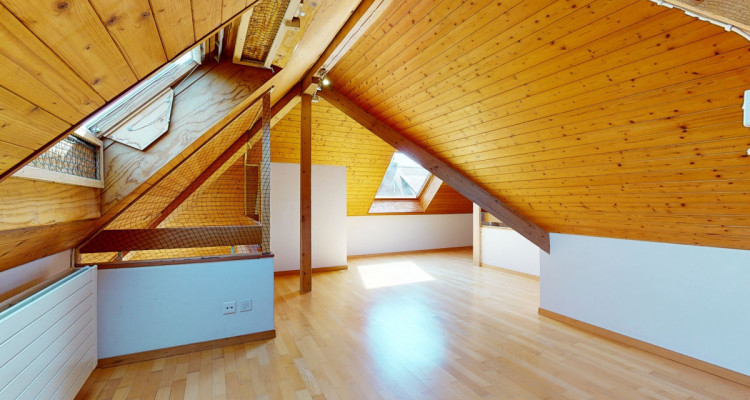 Schöne, originell konzipierte Dachwohnung image 7