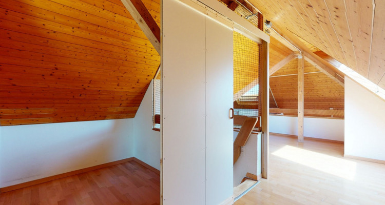 Schöne, originell konzipierte Dachwohnung image 8