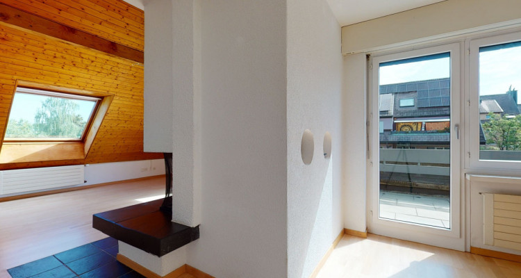 Schöne, originell konzipierte Dachwohnung image 9