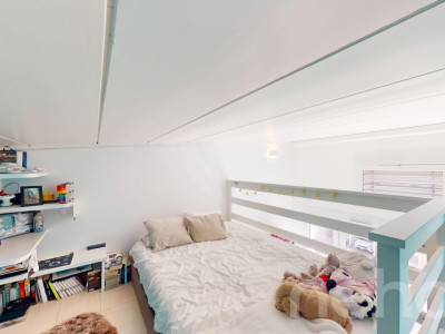 Spacieux duplex en attique ? Volume et confort contemporain image 9