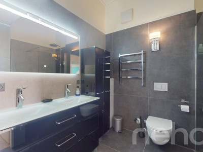 Spacieux duplex en attique ? Volume et confort contemporain image 11