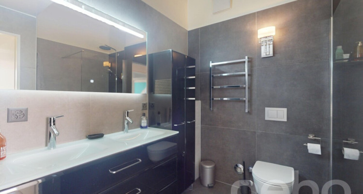 Spacieux duplex en attique ? Volume et confort contemporain image 11