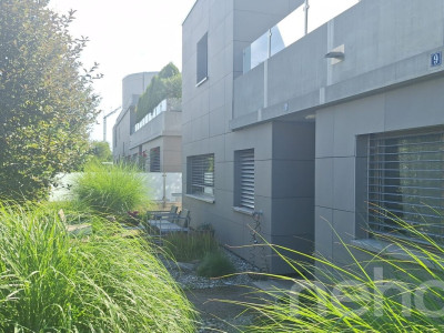 Modernes 5.5 Zimmer Reiheneckhaus mit Garten und Sauna image 1