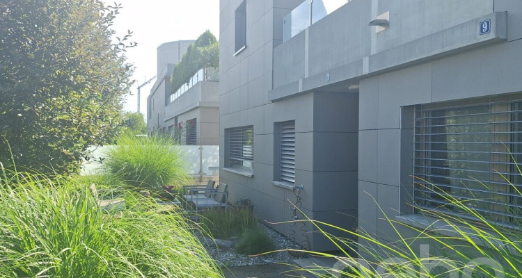 Modernes 5.5 Zimmer Reiheneckhaus mit Garten und Sauna image 1