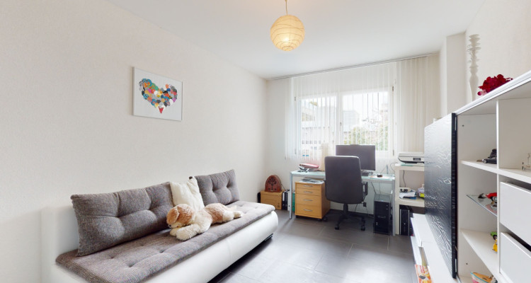 Modernes 5.5 Zimmer Reiheneckhaus mit Garten und Sauna image 5