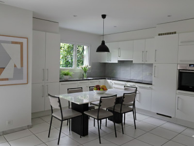 Bel appartement de 4,5 pièces au rez., jardin privatif et places de parc image 2