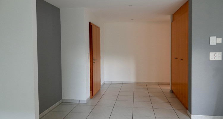 Bel appartement de 4,5 pièces au rez., jardin privatif et places de parc image 4