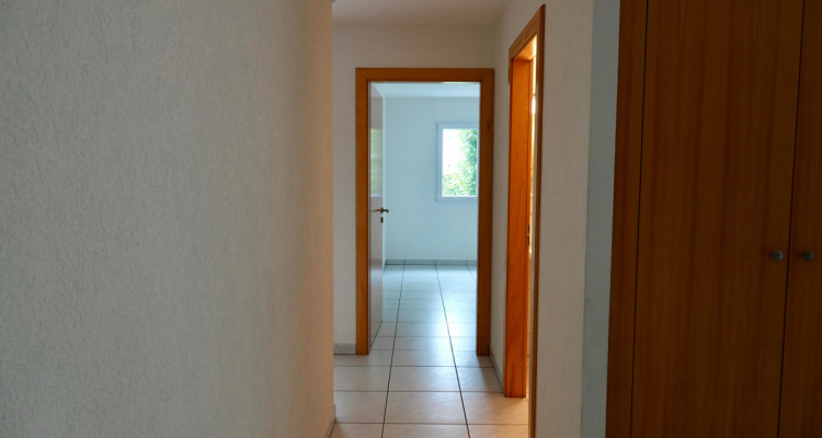 Bel appartement de 4,5 pièces au rez., jardin privatif et places de parc image 5