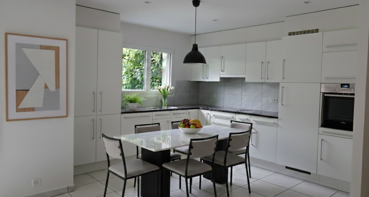 Bel appartement de 4,5 pièces au rez., jardin privatif et places de parc image 2