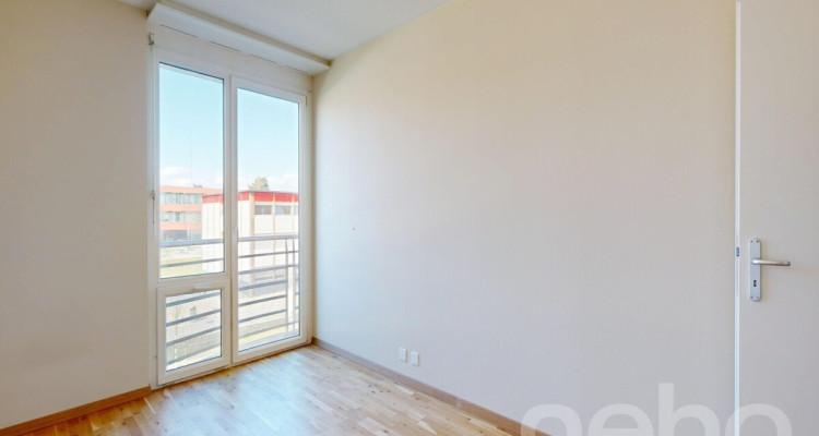 A deux pas de larrêt de tram image 8