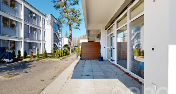 Élégant 2.5 pièces rénové avec belle hauteur sous plafond image 10