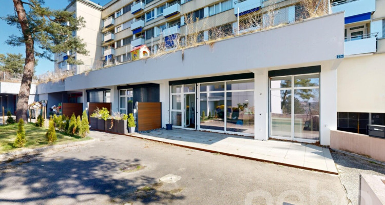 Élégant 2.5 pièces rénové avec belle hauteur sous plafond image 11