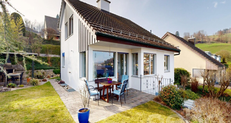 Freistehendes Einfamilienhaus in Hanglage in Rudolfstetten image 1