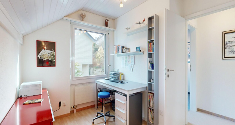 Freistehendes Einfamilienhaus in Hanglage in Rudolfstetten image 9