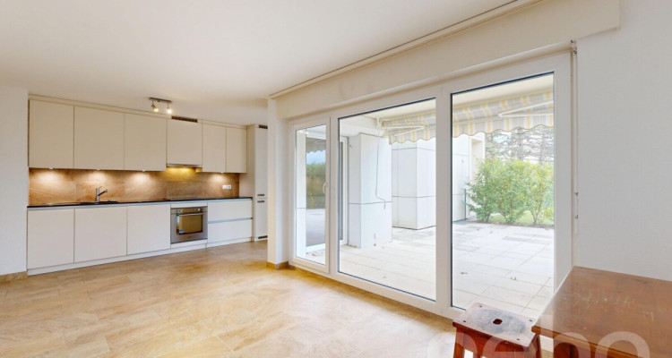 Appartement rénové de 3,5 pièces avec grande terrasse privée image 2