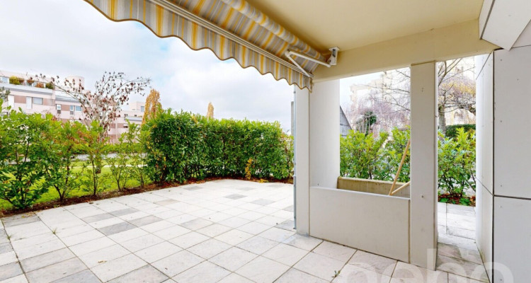 Appartement rénové de 3,5 pièces avec grande terrasse privée image 9