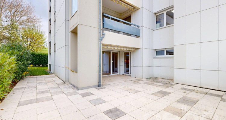 Appartement rénové de 3,5 pièces avec grande terrasse privée image 10