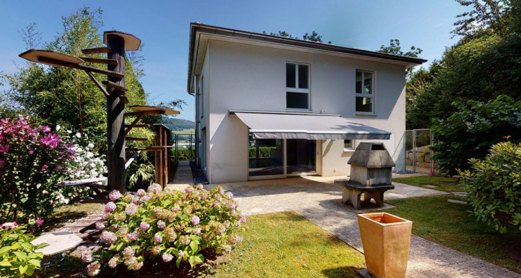Charmantes Haus in Reinach mit weitläufigem Grundstück image 1