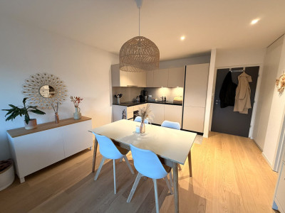 Appartement récent de 2.5 pièces avec balcon et parking intérieur – Cossonay image 2