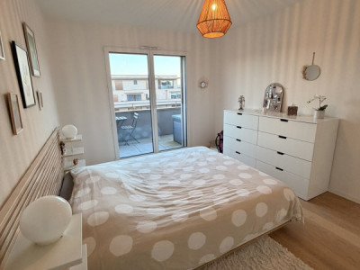 Appartement récent de 2.5 pièces avec balcon et parking intérieur – Cossonay image 4