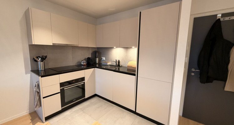 Appartement récent de 2.5 pièces avec balcon et parking intérieur – Cossonay image 3