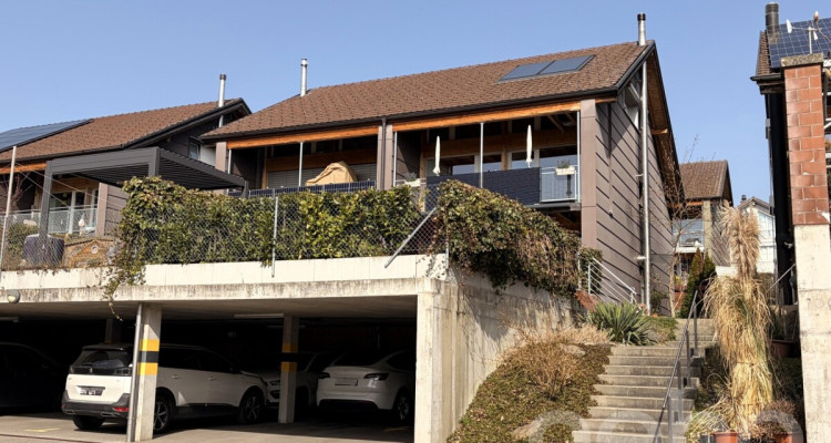 Grosszügige Doppelhaushälfte mit Garten und Terrassen an ruhiger Lage image 1