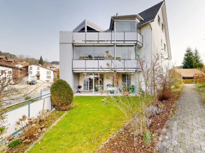 Helle 4.5-Zimmer-Wohnung mit verglastem Balkon image 1