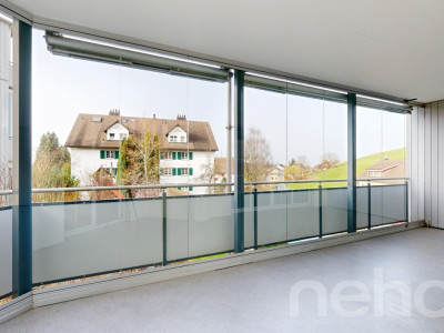 Helle 4.5-Zimmer-Wohnung mit verglastem Balkon image 2