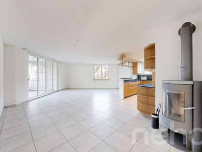 Helle 4.5-Zimmer-Wohnung mit verglastem Balkon image 3