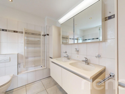 Helle 4.5-Zimmer-Wohnung mit verglastem Balkon image 7