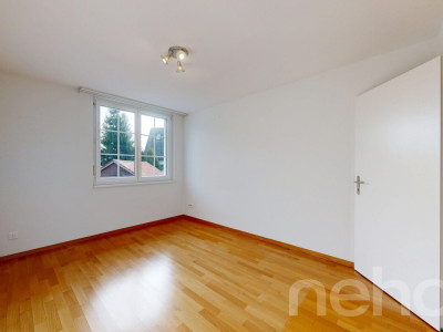 Helle 4.5-Zimmer-Wohnung mit verglastem Balkon image 8