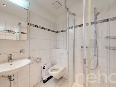 Helle 4.5-Zimmer-Wohnung mit verglastem Balkon image 9