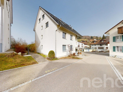 Helle 4.5-Zimmer-Wohnung mit verglastem Balkon image 11