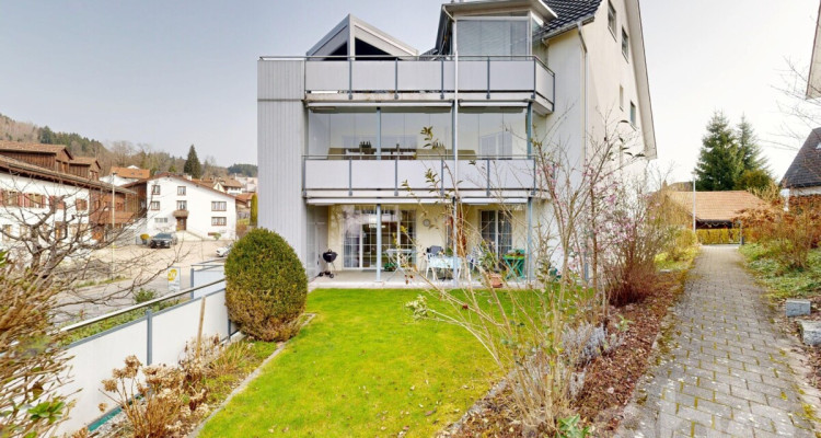 Helle 4.5-Zimmer-Wohnung mit verglastem Balkon image 1