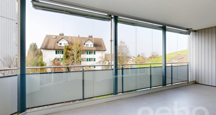 Helle 4.5-Zimmer-Wohnung mit verglastem Balkon image 2