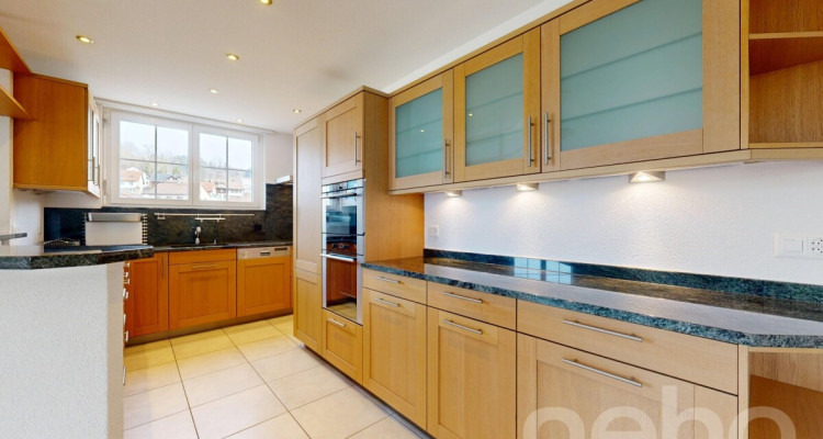 Helle 4.5-Zimmer-Wohnung mit verglastem Balkon image 5