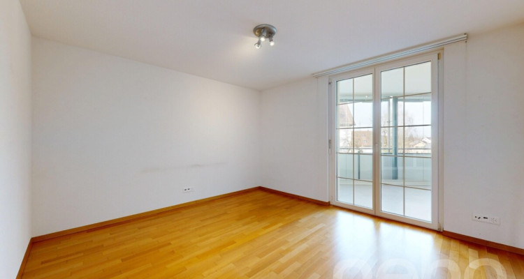 Helle 4.5-Zimmer-Wohnung mit verglastem Balkon image 10